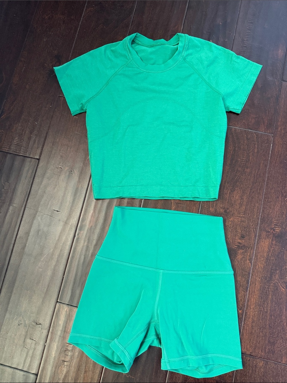 Lululemon size 2 Green Active run swiftly Crop Top & High-Waist Bike Shorts Set